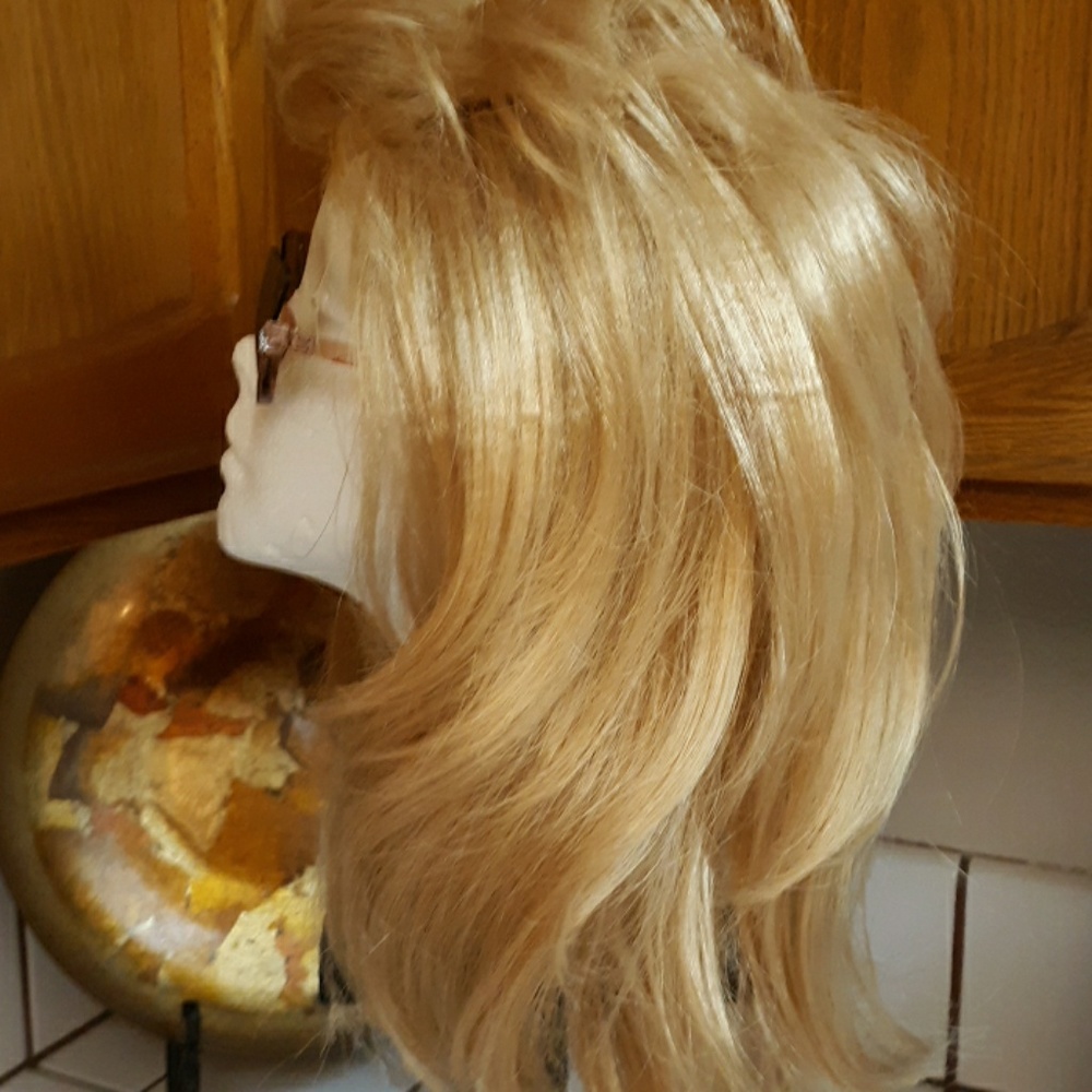 Wig - Picture 4 of 7